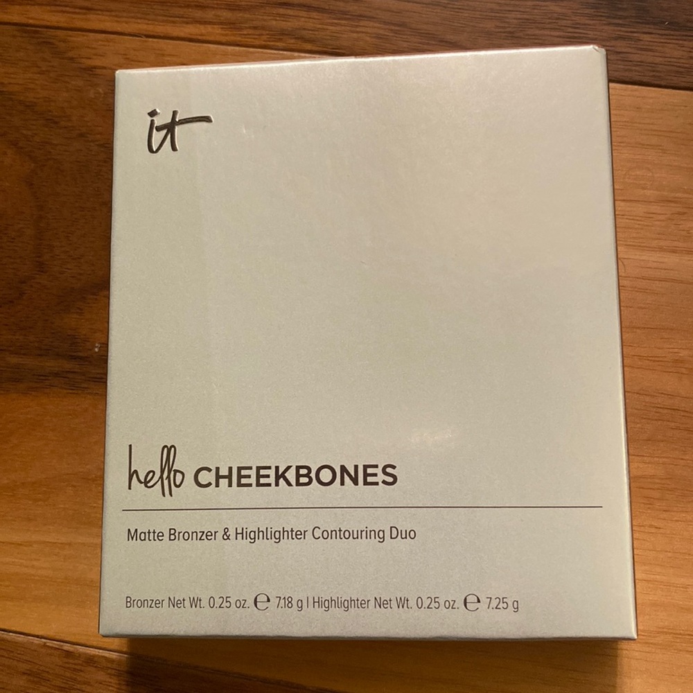 It Cosmetics Hello Cheekbones Matte Bronzer & Highlighter Contouring Duo Palette
